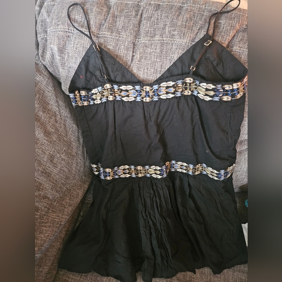 NWT - Abercrombie & Fitch V-Neck Flowy Mini Skort. Medium. 17ptp - Picture 4 of 14